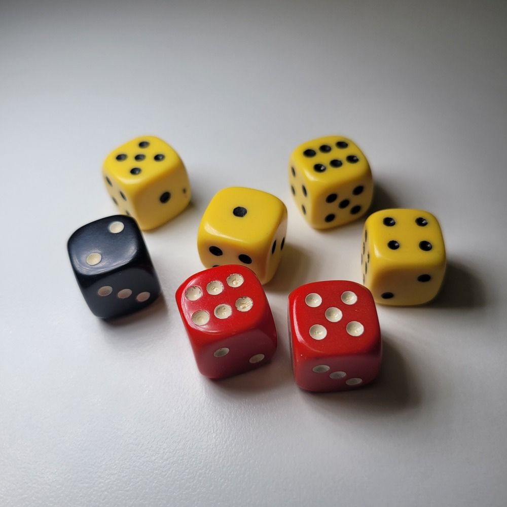 Vintage Mixed Game Replacement Dice‎ Set Red Yellow Black 7 Pieces